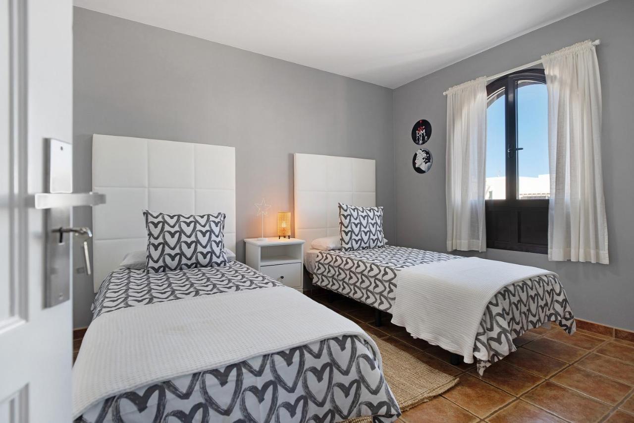 Apartamentos La Estrella III Плайя-Бланка Екстер'єр фото